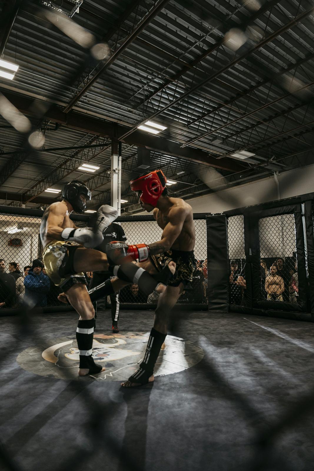 Kasklı iki sporcu sparring yapıyor